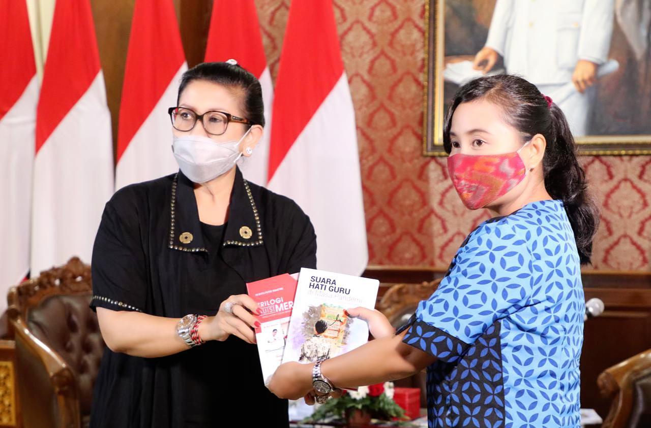 Ny. Putri Koster Launching Virtual Buku Puisi Suara Hati Guru di Masa Pandemi Covid-19