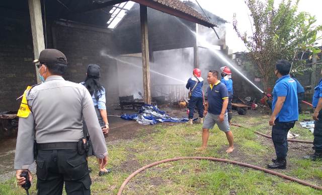 Gudang Kosong di Meliling Terbakar