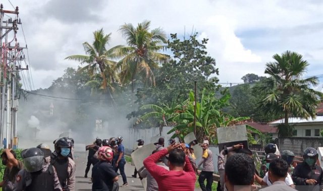 Dua Polisi Terluka Saat Bubarkan Demo di Sorong