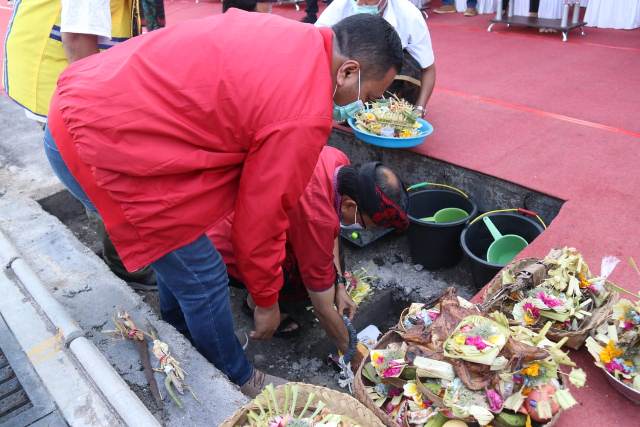 Gubernur Wayan Koster Meletakkan Batu Pertama Renovasi Stadion Kapten Dipta