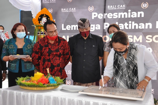 Bupati Eka Resmikan LPKS Bali Cak Tourism School