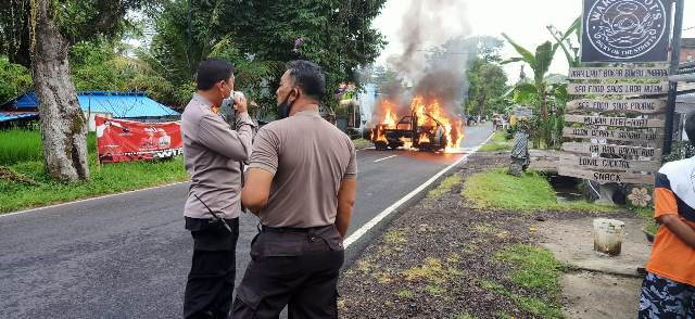 Diduga Korsleting, Mobil Pick Up Terbakar