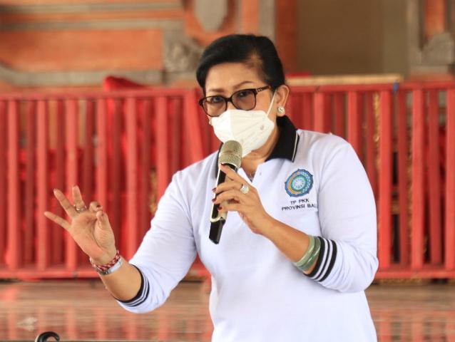 Serahkan Bantuan Sembako di Desa Sembiran, Ny Putri Koster Ingatkan untuk Terapkan 3M