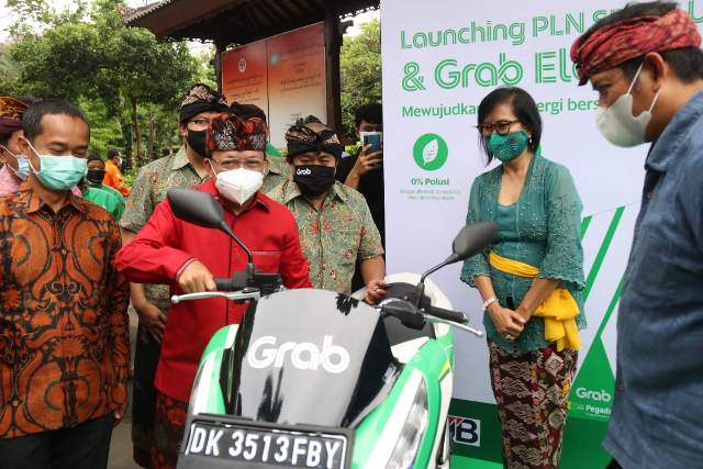 Ramah Lingkungan Gubernur Koster Luncurkan Operasional Sepeda Motor Listrik Milik Grab di Bali