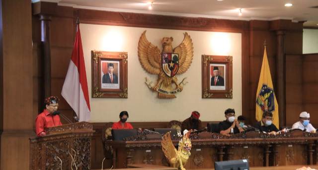 Gubernur Koster Sampaikan Jawaban atas Pandangan Umum Fraksi Tentang Raperda APBD 2021