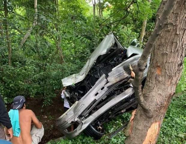 Diduga Sopir Ngantuk, Kijang Tabrak Pohon Perindang