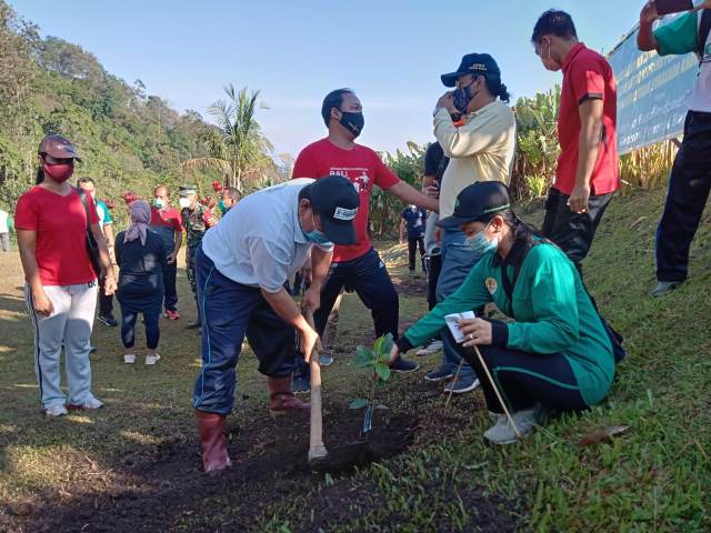 Lestarikan Hutan Desa, Pemkab Buleleng Tanam 700 Pohon di Desa Panji