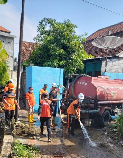 Pasca Banjir di Buleleng, Lintas Instansi Lakukan Pembersihan di Jalan Pulau Lombok