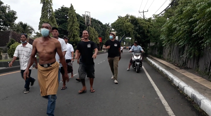 Yakin Menang Pendukung Tamba-Ipat Bayar Kaul Jalan Kaki