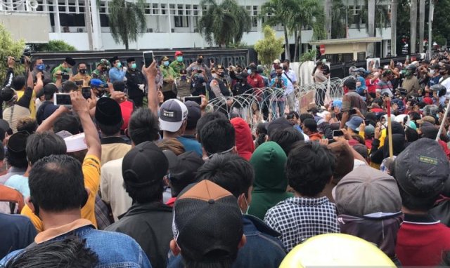 Warga Geruduk Kantor Pemkab Jember Tuntut Bupati Faida Minta Maaf Secara Terbuka