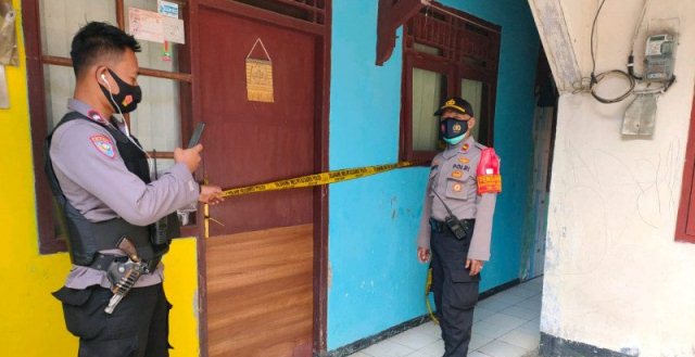 Polsek Cilandak Evakuasi Jenazah PNS Dalam Kontrakan