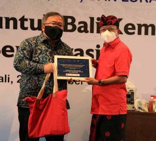 Gubernur Koster Terima Bakti Inovasi Indonesia dari Menristek
