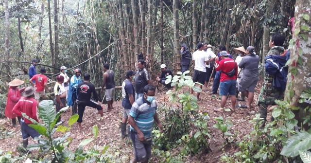 Dadong Rampin Menghilang, Petugas Bersama Warga Sisir Jejak di Sekitar Tebing