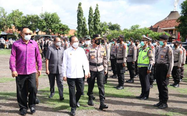 Jaga Keamanan Bali di Akhir Tahun, Gubernur Koster Pimpin Apel Gelar Pasukan Operasi Lilin 2020