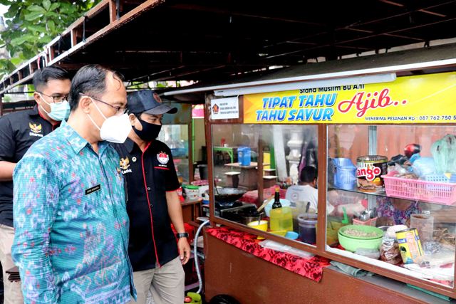 Belasan PKL Direlokasi, Dapat Bantuan Gerobak dan Tenda