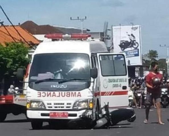 Kronologi Ambulans Bawa Pasien Tabrak Sepeda Motor di Tabanan