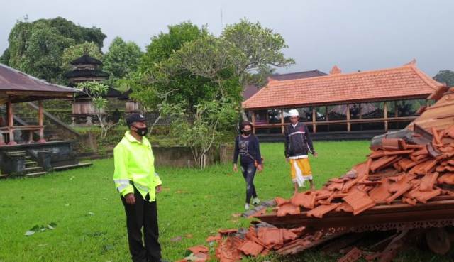 Diterjang Angin Kencang Bangunan Bale Gong Pura Desa Lemukih Roboh