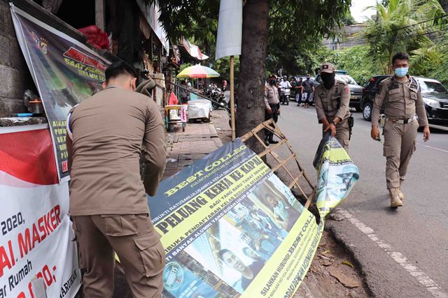 Rusak Wajah Kota, Satpol PP Bongkar Baliho dan Spanduk