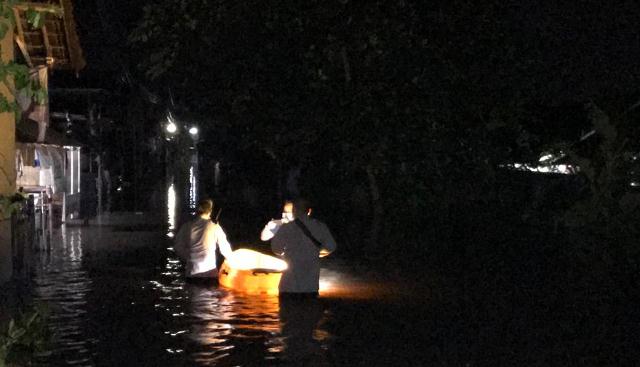 Banjir Setinggi Pinggang Orang Dewasa Rendam Perumuhan Lebah Asri