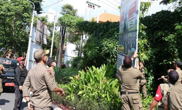 Satpol PP Berangus Puluhan Baliho Kadaluarsa dan Razia Masker