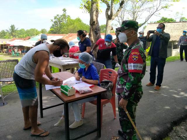 Kodim 1619/ Tabanan Tampil Humanis Saat Pendisiplinan Masyarakat di Pantai Kedungu