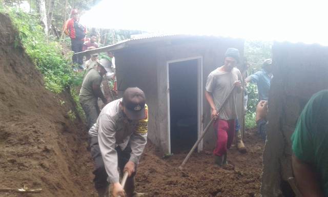 Rumah Diterjang Longsor, 1 Keluarga di Mengening Mengungsi