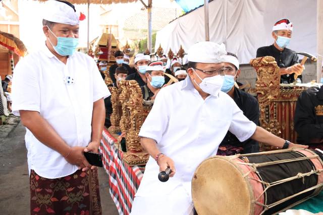 Gubernur Koster Hadiri Karya Ngenteg Linggih di Pura Pura Agung Pakusara Desa Adat Serokadan