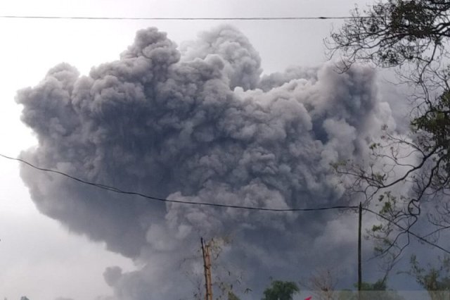 Gunung Semeru Kembali Keluarkan Awan Panas  Sejauh 4,5 KM