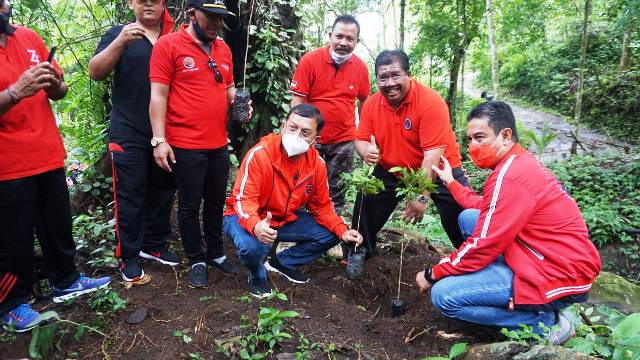 Peringatan HUT Ke 48. DPC PDIP Buleleng Tanam 2500 Bibit Pohon