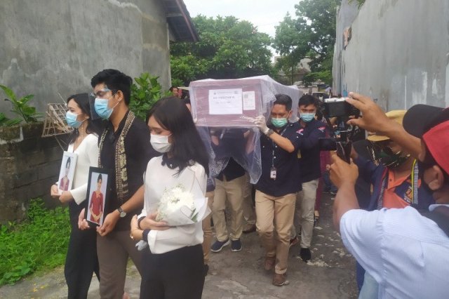 Tangis Keluarga Pecah Sambut Kedatangan Jenazah Mia, Pramugari Sriwijaya Air Tiba di Rumah Duka