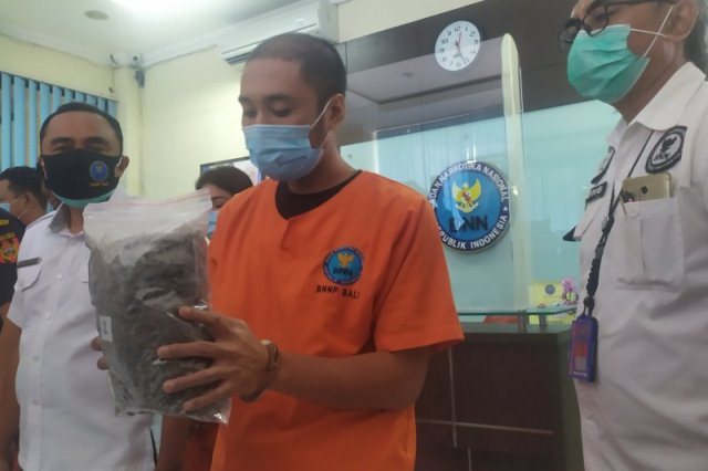 Jadi Kurir 1,4 Kg Ganja, Gitaris Band Ini Terancam Penjara Seumur Hidup