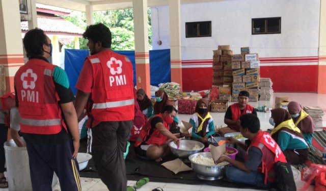 PMI Jember Dirikan Dapur Umum untuk Korban Banjir