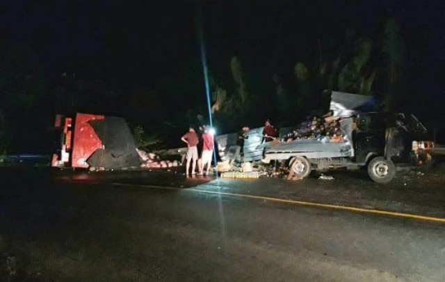 Diduga Rem Blong, Truk Tabrak Pick Up di Jembrana