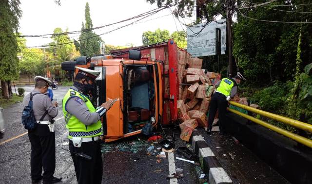 Rem Blong, Truk Pengangkut Snack Terguling di Tabanan