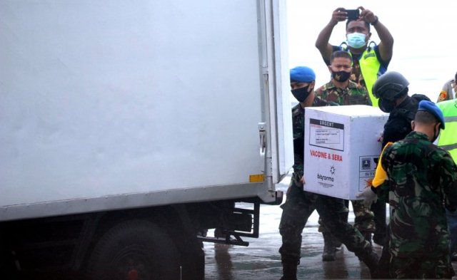 20 Ribu Dosis Vaksin COVID-19 Sinovac Tiba di Bandara Ngurah Rai