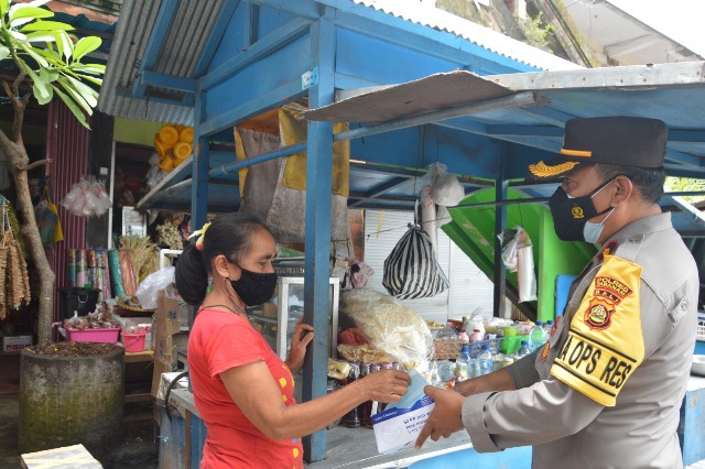 Edukasi Disiplin Prokes, Waka Polres Tabanan Blusukan Bagikan Masker di Pasar Bajera