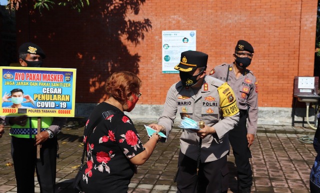 Sambangi Gereja, Kapolres Tabanan Bagikan Masker dan Imbau Jemaat Patuhi Protokol Kesehatan