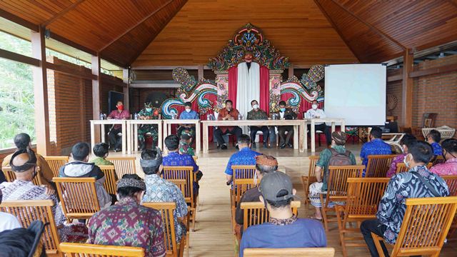 Bupati dan Wakil Bupati Buleleng Turun Langsung Sosialisasikan Penerapan Protokol Kesehatan ke Desa