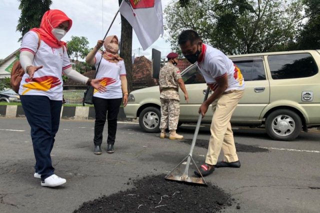 Anggota DPRD Jember Tambal Jalan Berlubang