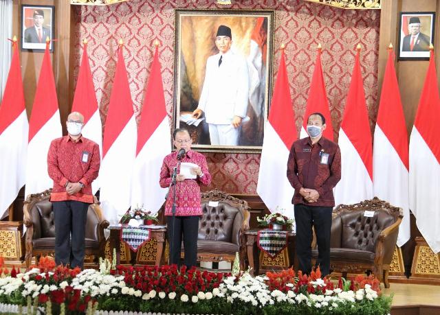 Gubernur Koster Resmi Berlakukan Penggunaan Pakaian Berbahan Kain Tenun Endek Bali