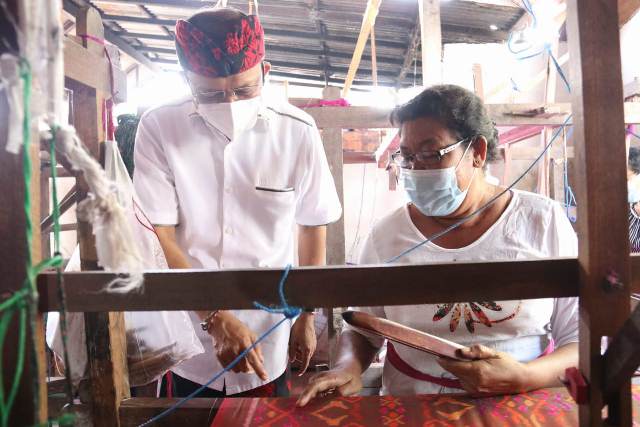 Gubernur Koster Tinjau Produksi Kain Tenun Endek Bali di Desa Sulang