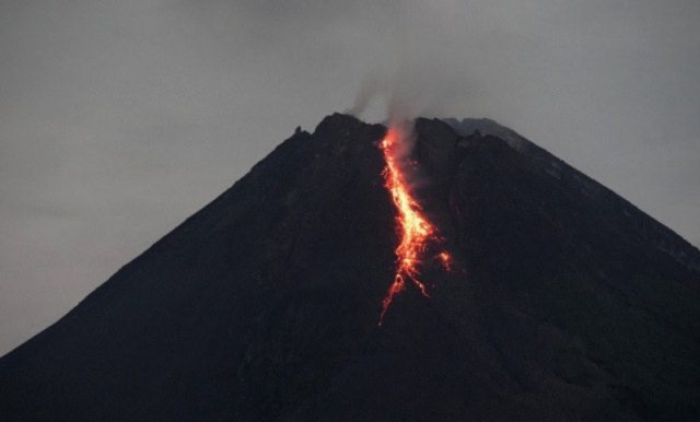 Gunung Merapi 10 Kali Luncurkan Lava Pijar