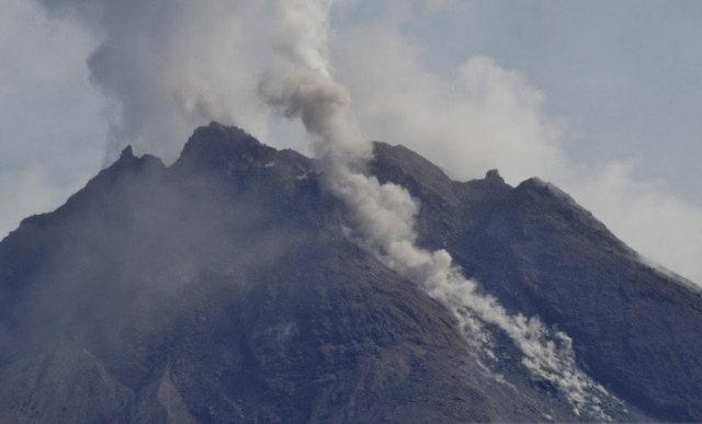 Gunung Merapi Luncurkan 9 Kali Lava Pijar Sejauh 1 Kilometer