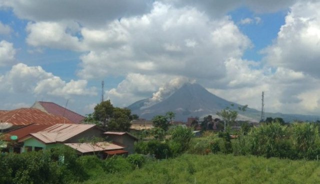 Gunung Sinabung Luncurkan Awan Panas Sejauh 2.500 Meter