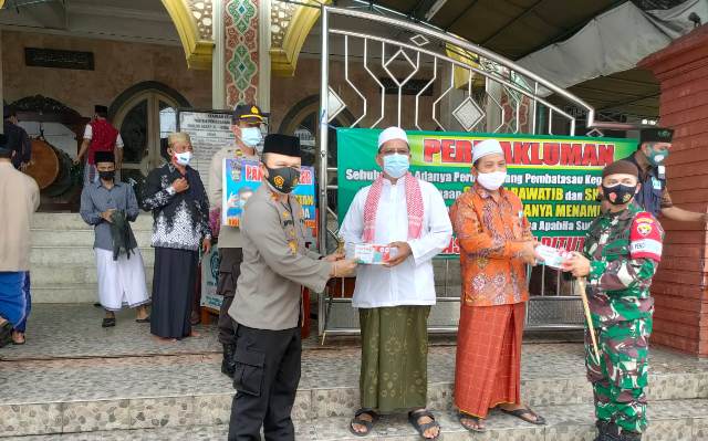 Kapolres Bersama Dandim Tabanan Bagikan Masker Kepada Jemaah Salat Jumat