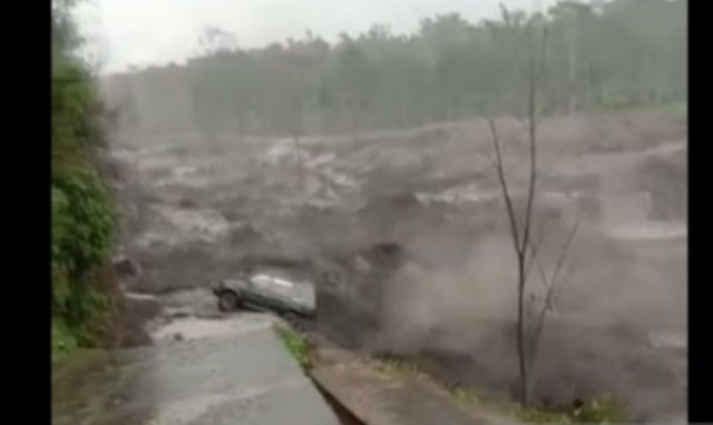 Mobil Pengangkut BBM Terseret Banjir Lahar Dingin Gunung Semeru