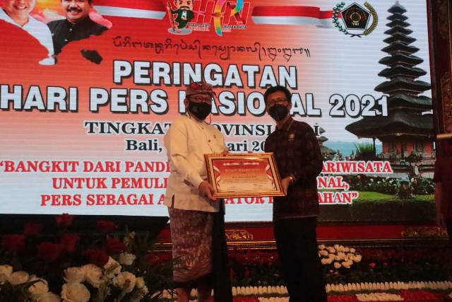 PWI Berikan Penghargaan Kepada Gubernur Bali