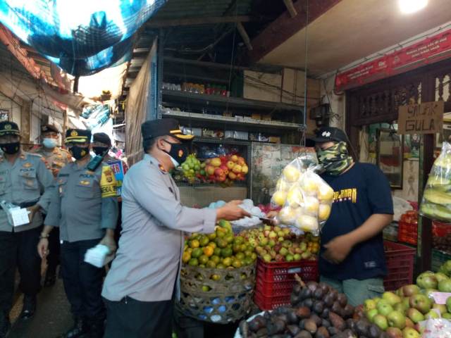 Blusukan ke Pasar Kediri, Waka Polres Tabanan Bagikan Masker Gratis