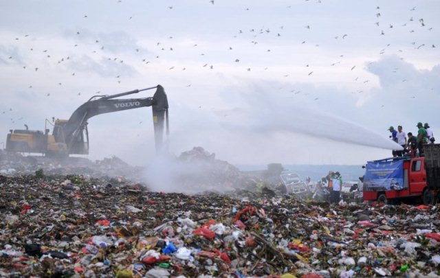 Kurangi Bau Sampah, TPA Suwung Disemprot Cairan Eco-Enzyme