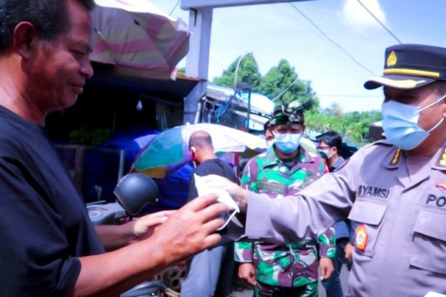 Polda Bali Bakal Terapkan Penggunaan Busana Kain Tenun Endek Bagi PNS Polri